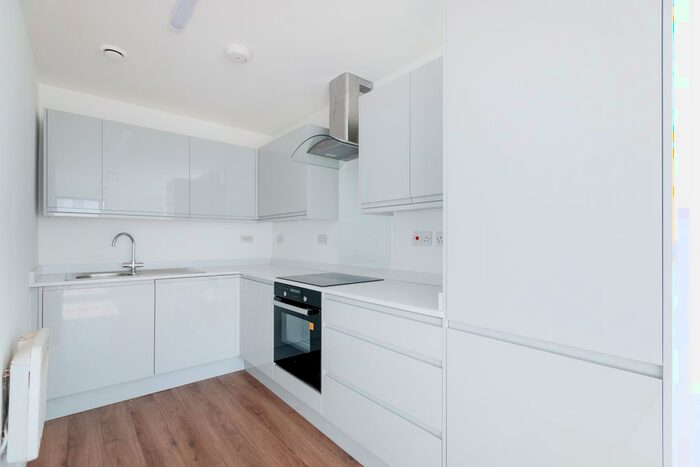 1 Bedroom Flat To Rent In Island Farm Road, West Molesey, KT8