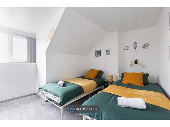 3 Bedroom Flat To Rent In York Road, Leeds, LS9