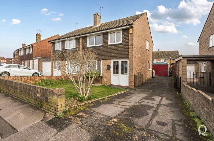 3 Bedroom Semi Detached House For Sale In Adelaide Drive, Sittingbourne, Kent, ME10