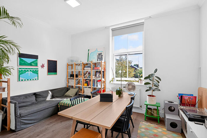 1 Bedroom Apartment To Rent In Navarino Road, London, E8