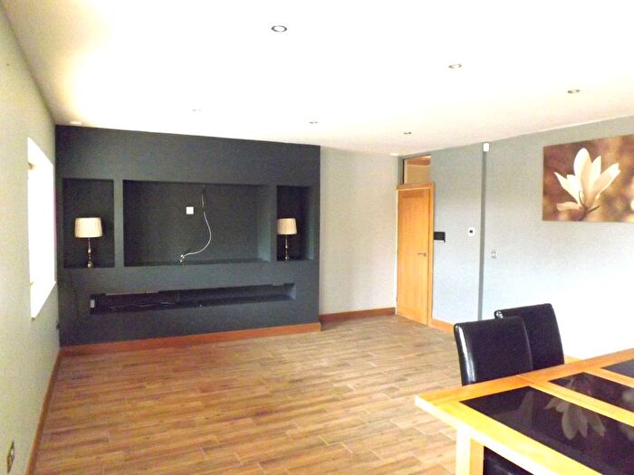 3 Bedroom Flat To Rent In Hangar Hill, Whitwell, S80