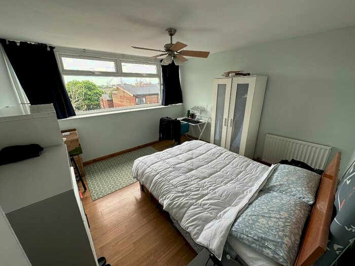 1 Bedroom Flat To Rent In Minster Walk, London, N8