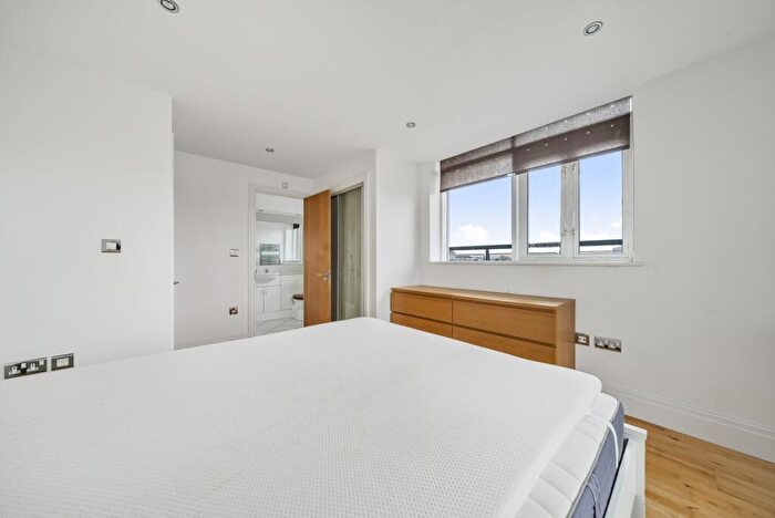 2 Bedroom Apartment To Rent In Seven Kings Way, Kingston, KT2