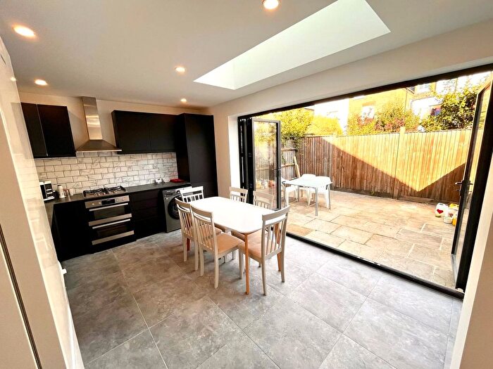 3 Bedroom Flat To Rent In Norroy Road, Putney, London, SW15