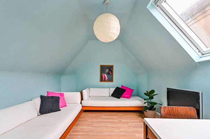 2 Bedroom Flat To Rent In Osbaldeston Road, Upper Clapton, London, N16