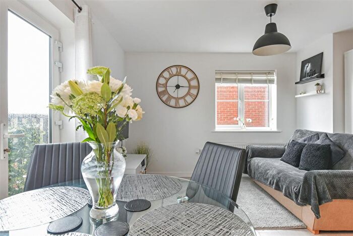 1 Bedroom Flat For Sale In Kiln Mews, Hambrook, Chichester, PO18