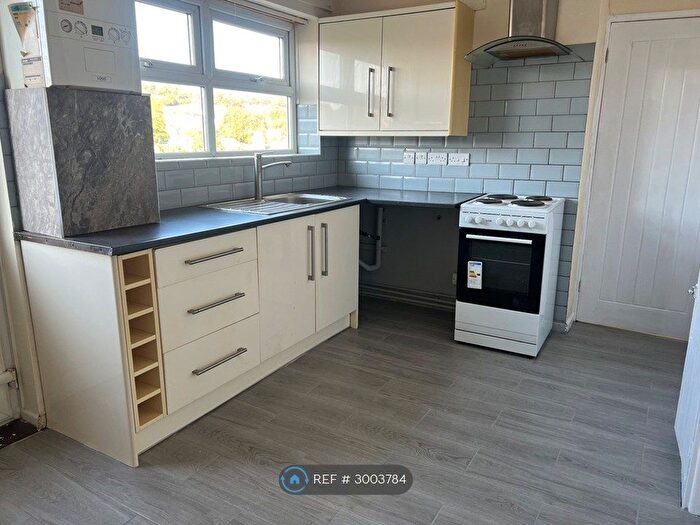 2 Bedroom Flat To Rent In Crispin Avenue, Carmarthen, SA31