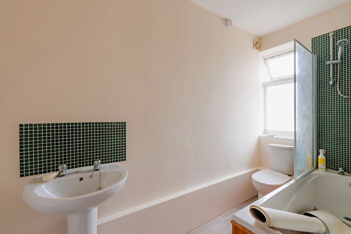 2 Bedroom Flat For Sale In High Street, Crediton, EX17