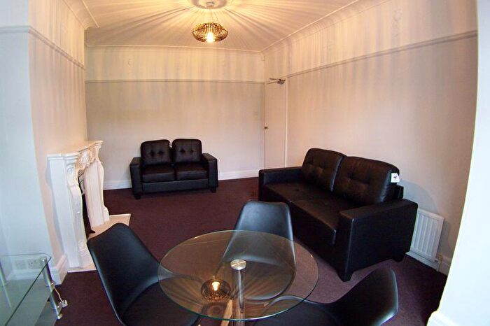 4 Bedroom Semi-Detached House To Rent In Otley Road, Leeds, LS6