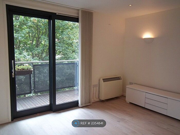 2 Bedroom Flat To Rent In Winton Court, London, N1