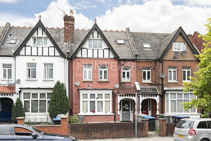 4 Bedroom Flat To Rent In Walm Lane, London, NW2