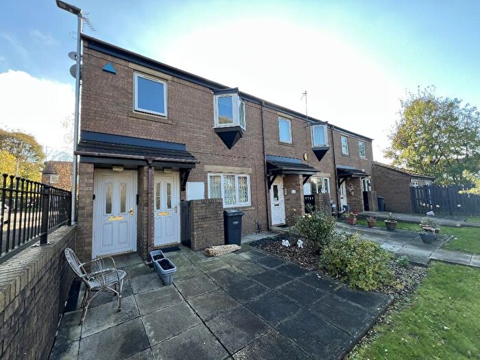 2 Bedroom Flat To Rent In Roger Court, Bradford, West Yorkshire, BD2