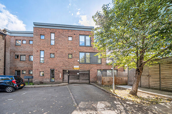 2 Bedroom Apartment For Sale In Penpool Lane, Welling, DA16