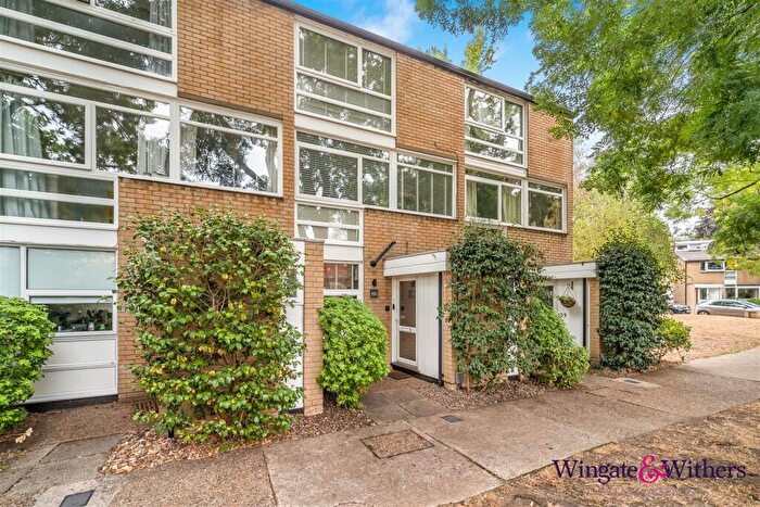 3 Bedroom House For Sale In Weymede, Byfleet, KT14