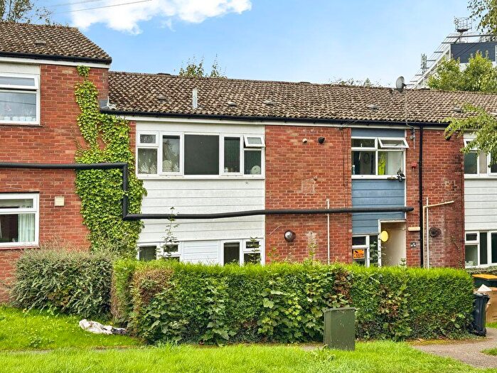 1 Bedroom Flat To Rent In Part Furnished Large Flat. Melfort Gardens, Newport, NP20