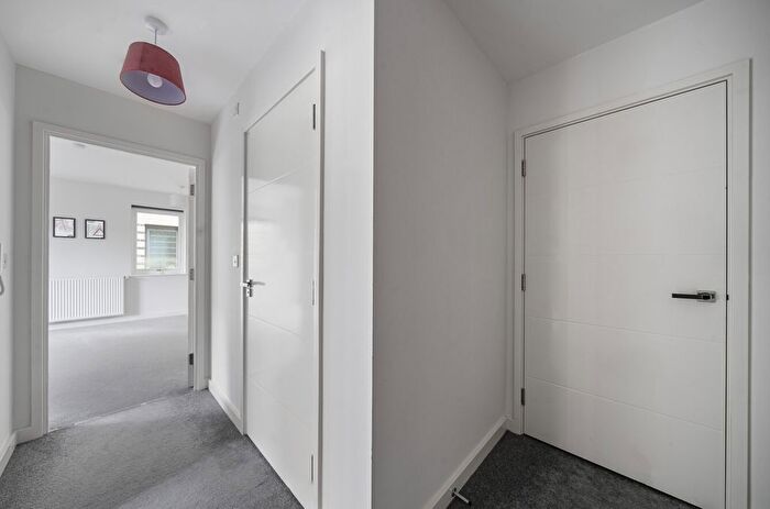1 Bedroom Flat For Sale In Merriam Close, Highams Park, London, E4