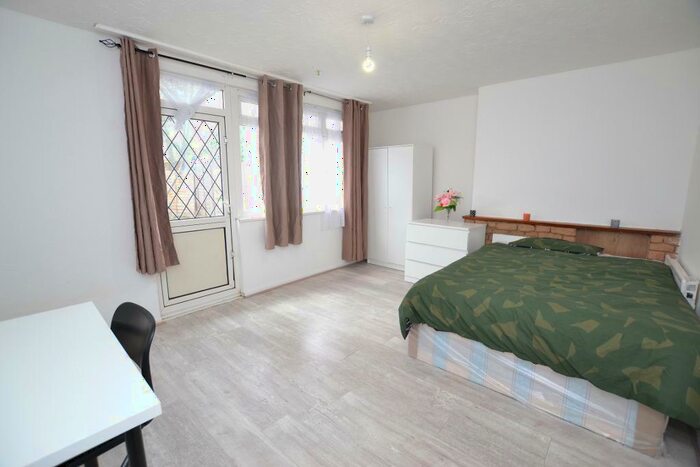 4 Bedroom Maisonette To Rent In Portelet Road, London, E1