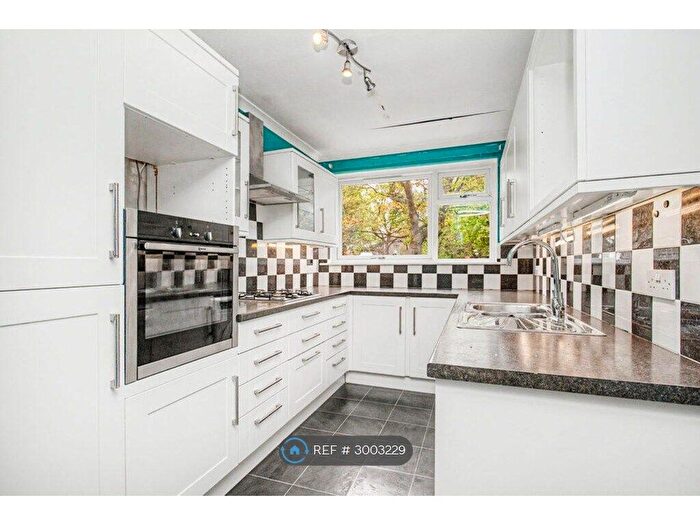 3 Bedroom Flat To Rent In Merchiston Gardens, Edinburgh, EH10
