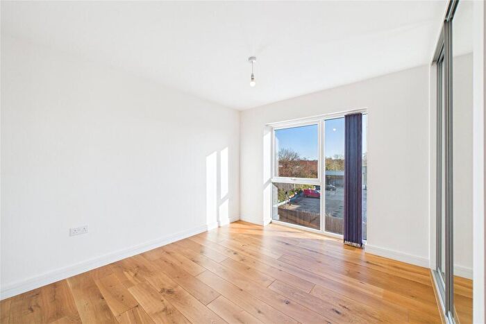 2 Bedroom Apartment For Sale In Longships Way, Reading, Berkshire, RG2