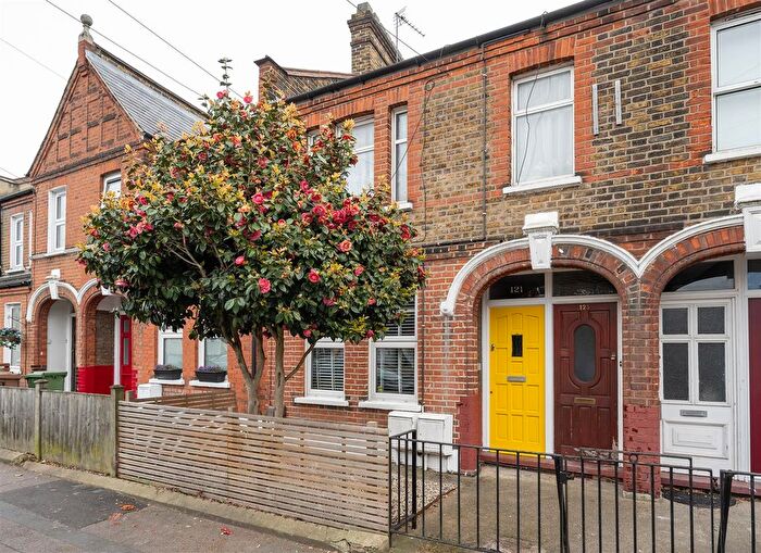 2 Bedroom Flat For Sale In Coppermill Lane, Walthamstow, E17