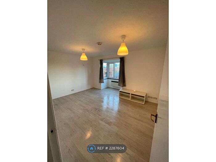 Studio To Rent In Acton, London, W3