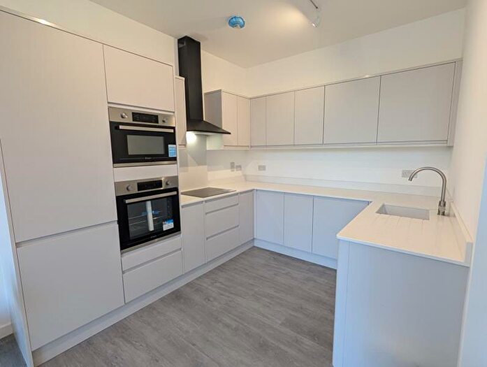 2 Bedroom Flat To Rent In Woking, Surrey, GU22