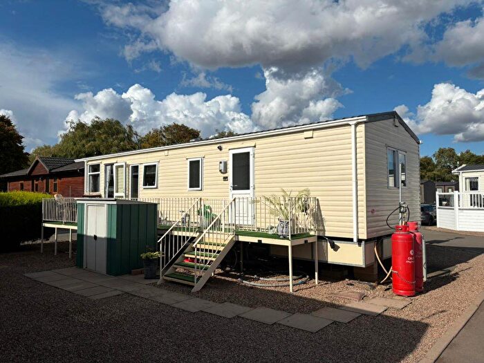 2 Bedroom Park Home For Sale In Tiddington Road, Stratford-Upon-Avon, CV37