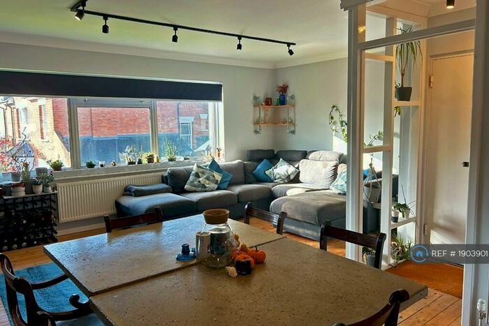 2 Bedroom Flat To Rent In Temple Close, London, N3