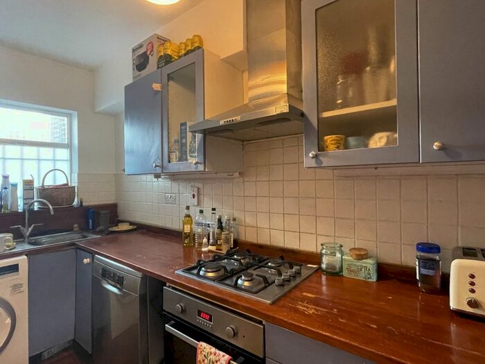 3 Bedroom Flat To Rent In Askew Road, London, W12