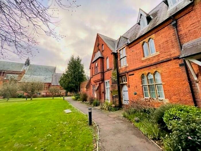 3 Bedroom Maisonette To Rent In Windsor, Berkshire, SL4