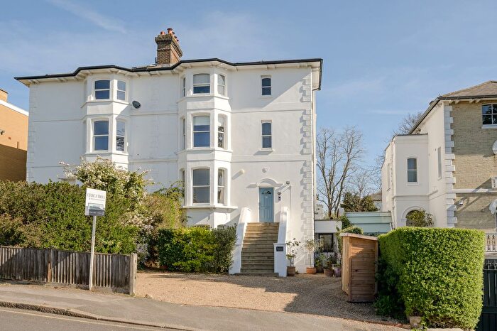 2 Bedroom Flat To Rent In Thornton Hill, London, SW19