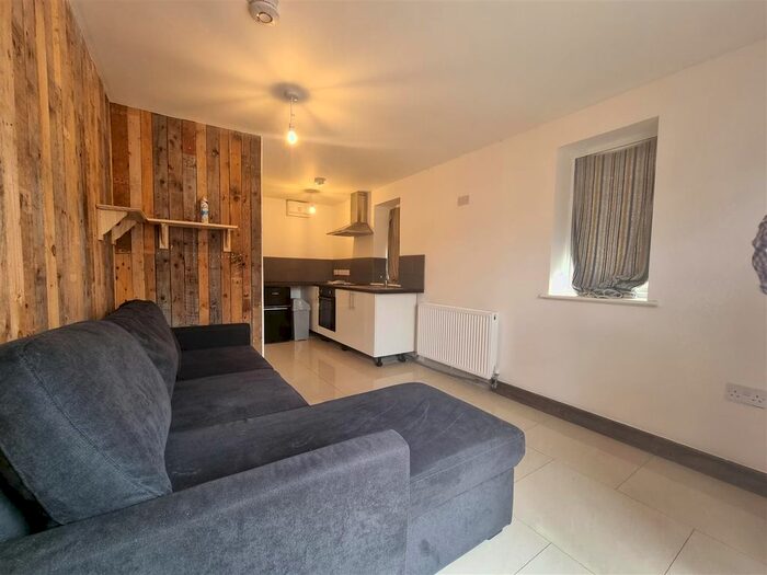 Studio To Rent In Carlton Close, Aylesbury, HP19