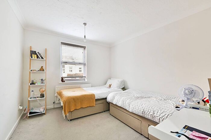 2 Bedroom Flat To Rent In Dovecote Gardens, Mortlake, London, SW14