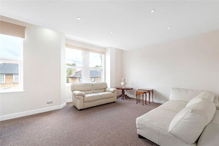 3 Bedroom Apartment To Rent In Hawkslade Road, Nunhead, London, SE15