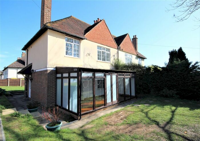 3 Bedroom Property For Sale In Fowlers Croft, Compton, Guildford, GU3