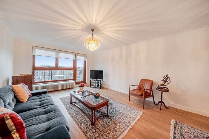 2 Bedroom Flat For Sale In Gipsy Lane, Putney, London, SW15