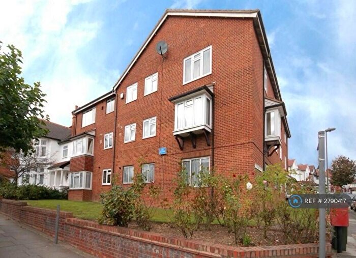 2 Bedroom Flat To Rent In Trenchard Court, London, NW4