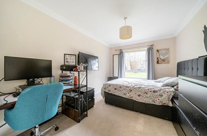 2 Bedroom Flat For Sale In Dawsmere Close, Camberley, GU15