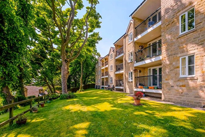 2 Bedroom Apartment For Sale In Ravenscliffe Close, Skircoat Green, Halifax, HX3