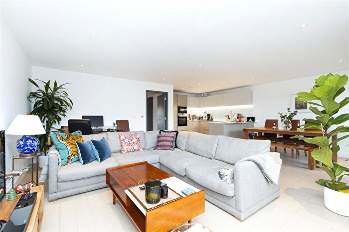 2 Bedroom Apartment To Rent In Canalside Square, London, N1