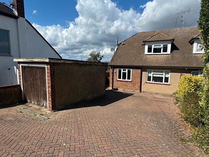 4 Bedroom Chalet For Sale In Mount Close, Rayleigh, SS6