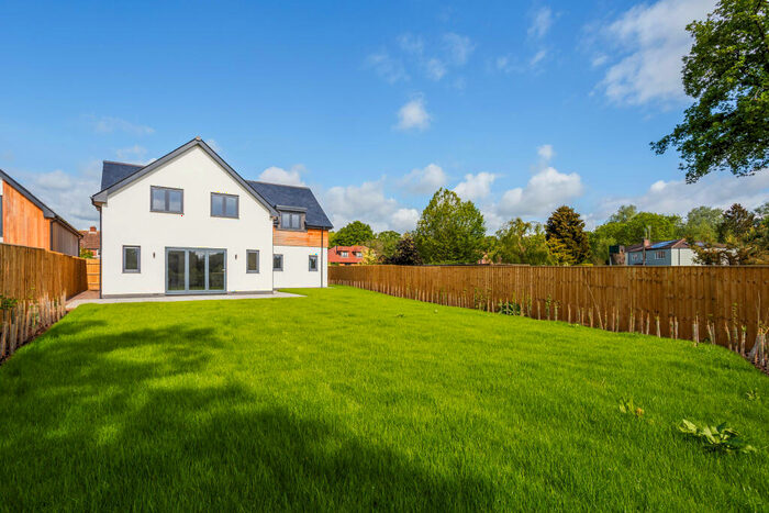 4 Bedroom Detached House For Sale In Common Road, Thatcham, RG19