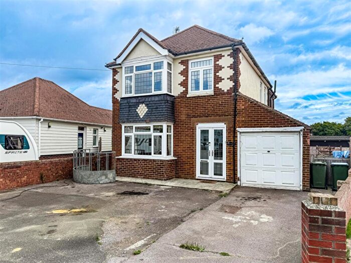 4 Bedroom Detached House For Sale In The Close, Portchester, PO16