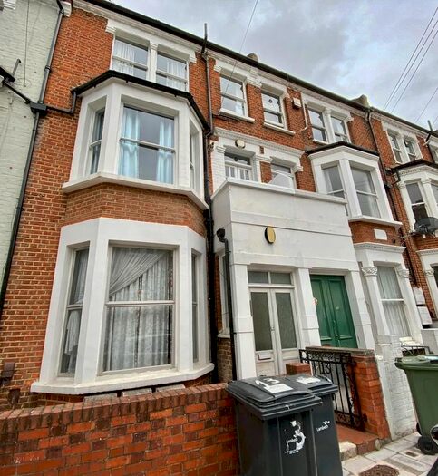 2 Bedroom Flat To Rent In Prideaux Road, Clapham, SW9