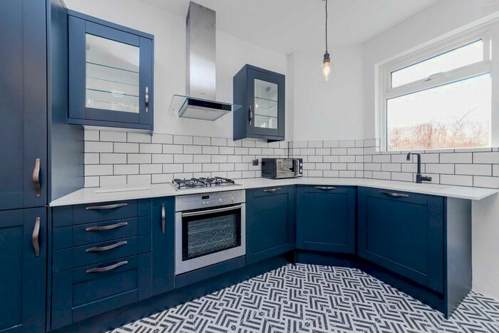 2 Bedroom Flat To Rent In St. James Lane, London, N10