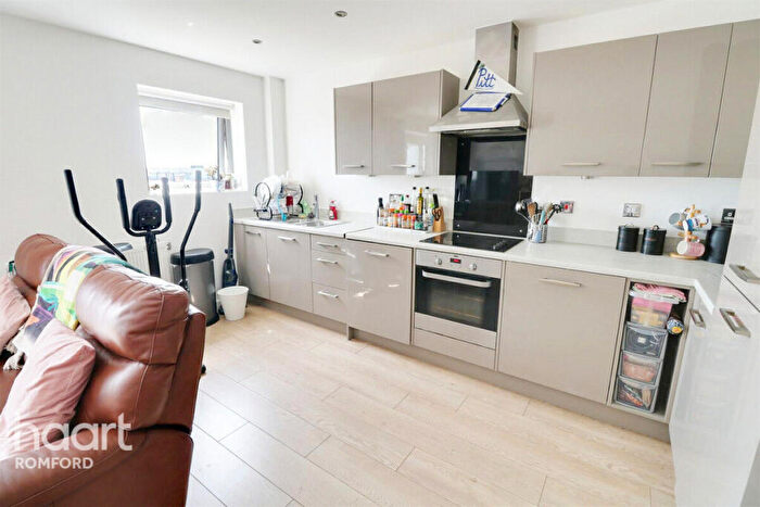 2 Bedroom Apartment To Rent In Cathedral Court - Romford -, RM7
