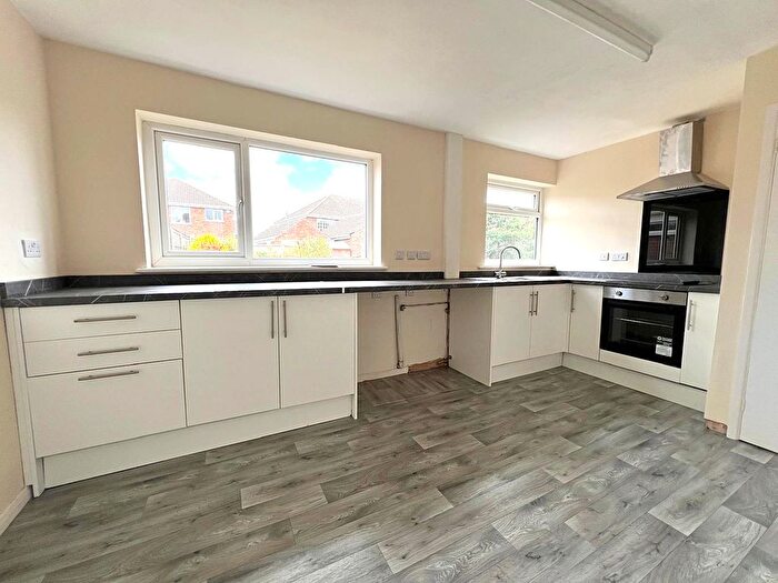 3 Bedroom Semi-Detached House To Rent In Sunningdale, Waltham, DN37