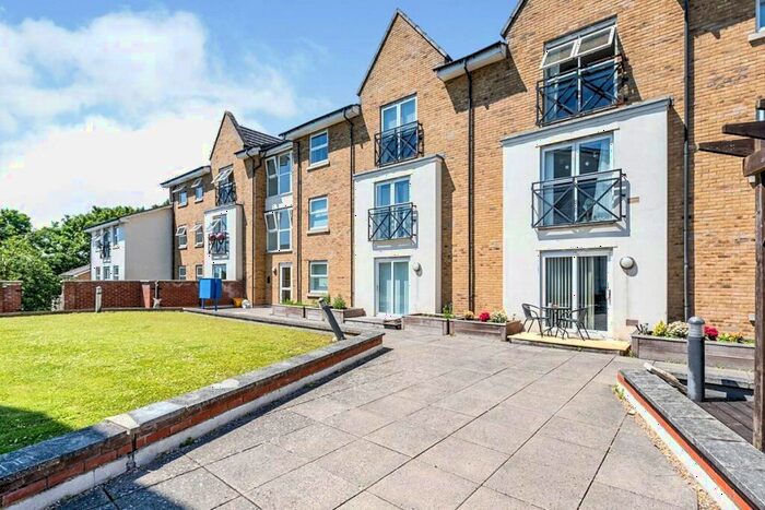 2 Bedroom Flat To Rent In Walsworth Road, Hitchin, Hertfordshire, SG4