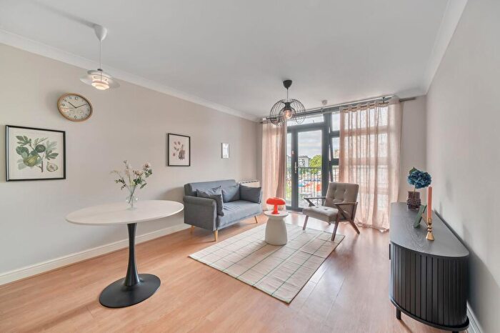 2 Bedroom Flat For Sale In Maltings Close, London, E3