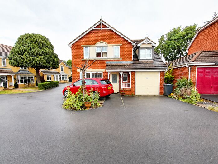 4 Bedroom Detached House For Sale In Hurworth Avenue, Slough, SL3